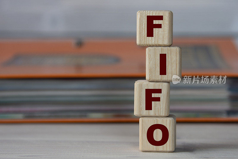 FIFO -文档文件夹背景上木制立方体的首字母缩略词